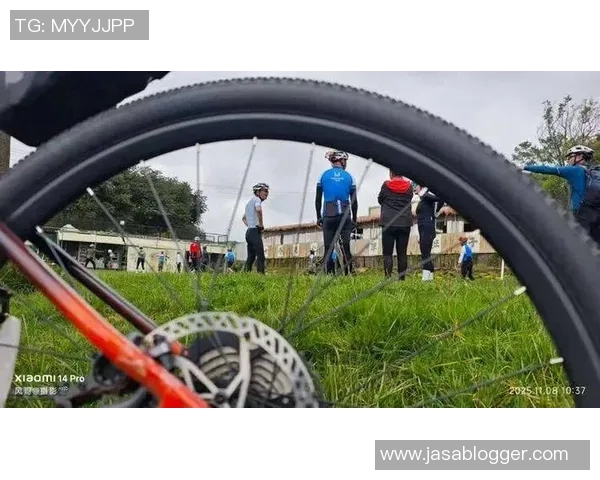 骑行与足球的完美结合揭秘那些热爱骑行的足球明星们的运动生活